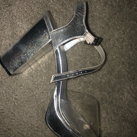 Silver Heels - Picture 1 of 2